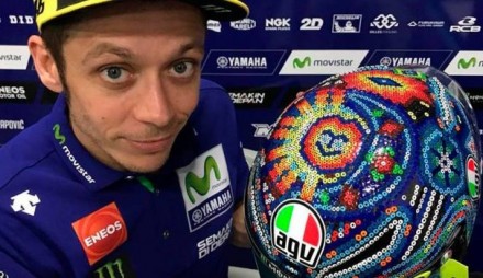 Valentino Rossi presenta il nuovo casco invernale